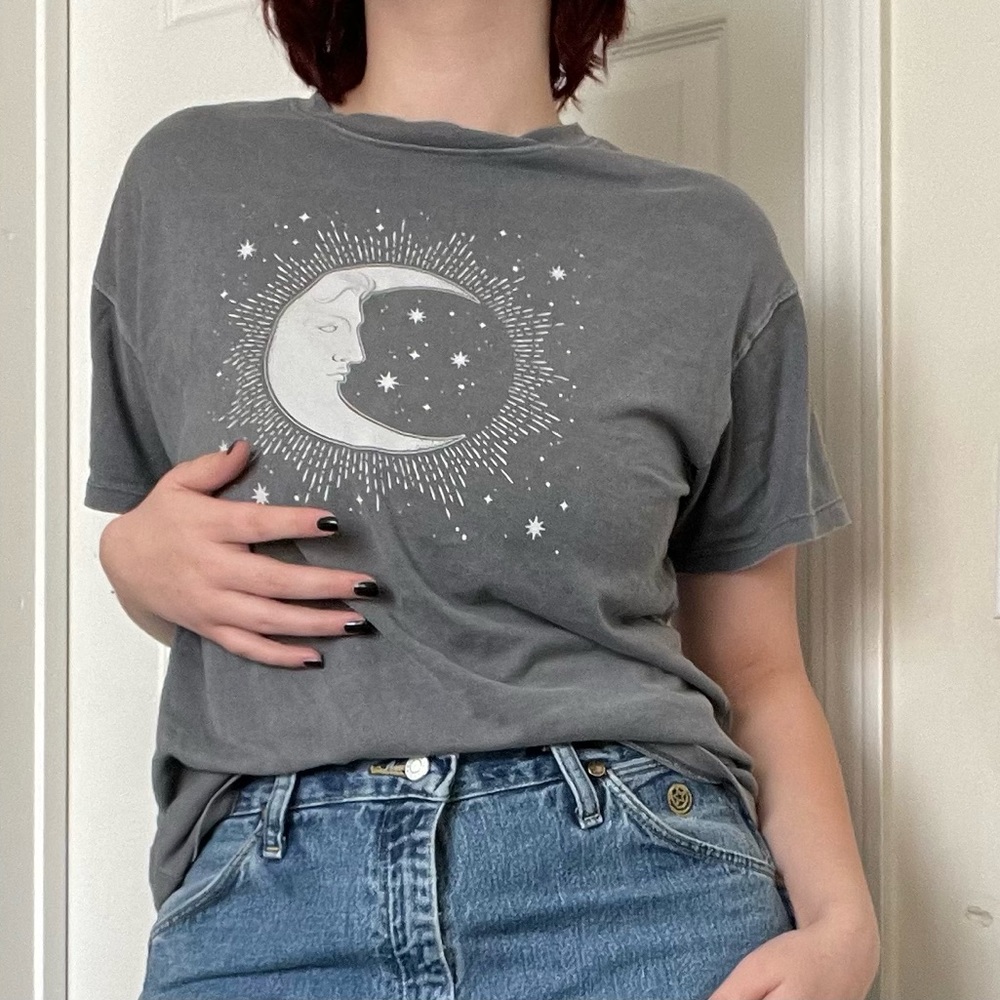 short-sleeved gray graphic tee (regular fit)